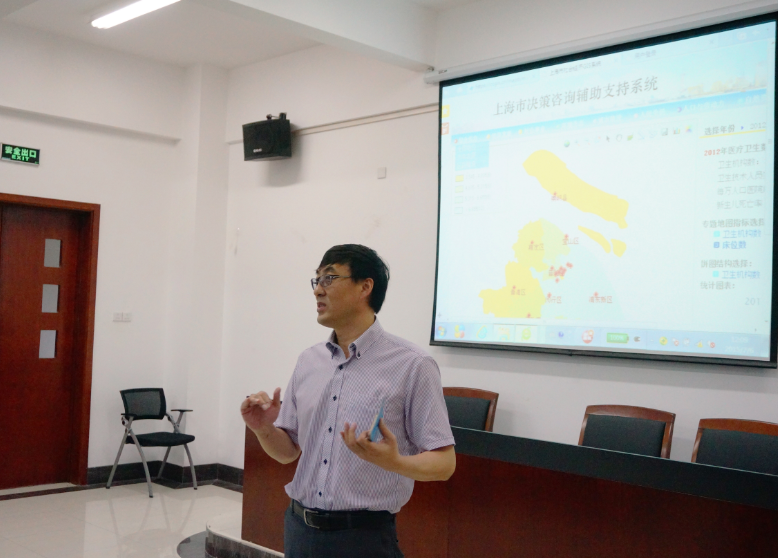 刘敏经理介绍主讲人