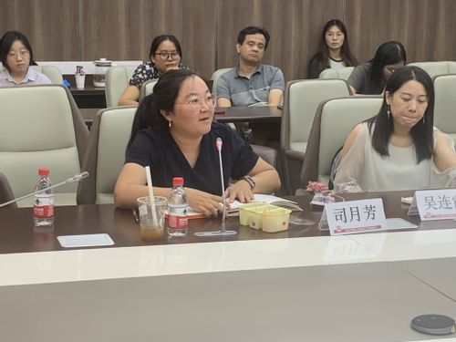 司月芳教授主持上午场论坛.jpg