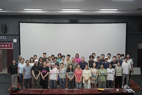 图24 与会人员在文化润疆厅合影.jpg