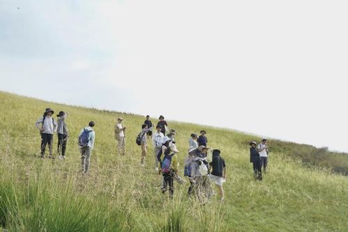 图20 实习队于怪坡上聆听孔翔老师讲解.jpg