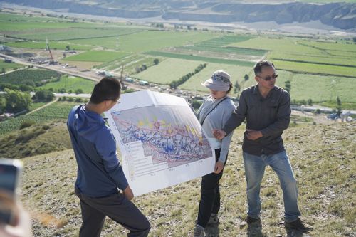 图3 吕红华老师讲授乌鲁木齐河山前地貌特征.jpg