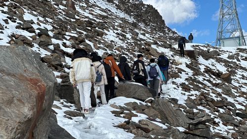 图14 考察队攀登冰川.jpg