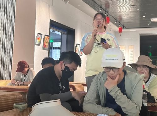 图22 实习小组围绕北庭城的地理历史选题进行交流.jpg