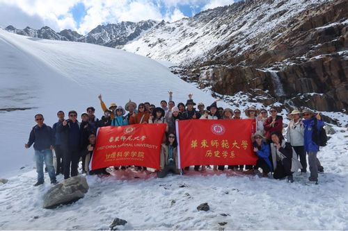 图15 天山一号冰川合影.jpg