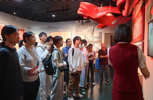 图8 同学们在军垦博物馆聆听讲解.jpg