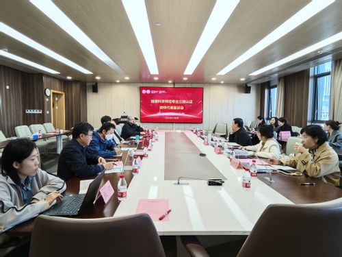 4左,因为右侧的秘书在喝水,只能裁剪图片.jpg